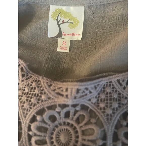 Fig and Flower Taupe Blouse with Lace‎ Yoke and Front Details Size Small - Picture 3 of 5